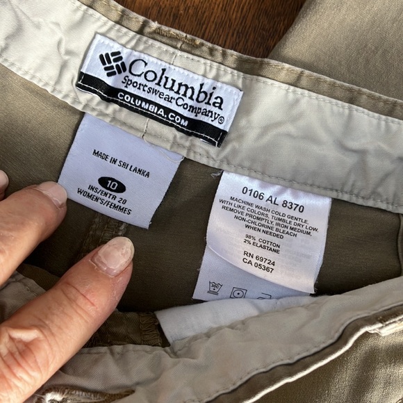 Columbia Capris sz10, lots of interesting little pockets. Khaki. Great condition - Picture 2 of 6